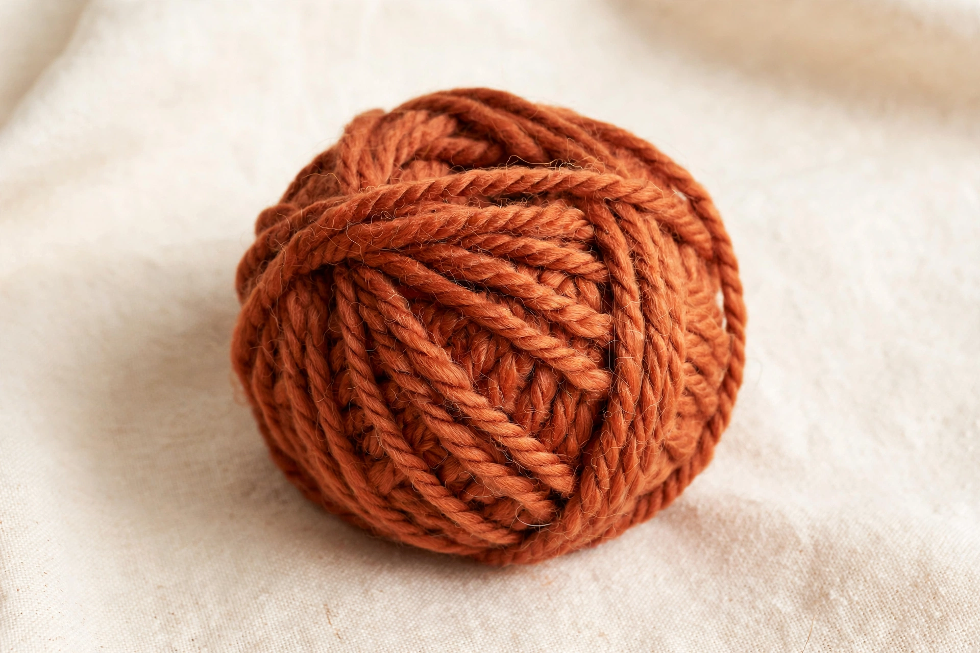 Ball of terracotta-colored yarn for learning the double crochet stitch